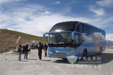 崗巴拉山 陽光照耀宇通車