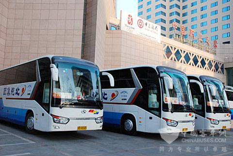 等候在中國職工之家的大金龍龍威車隊