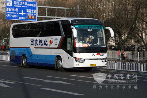 行駛在長安街上的大金龍服務車輛