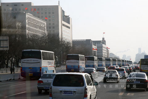 去往人民大會堂的大金龍車隊