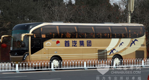行駛在中南海前的兩會車輛