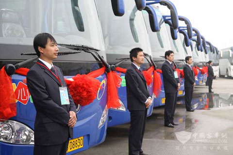 上海申龍“愛心巴士”服務世博車隊發車儀式展車