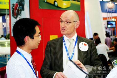 2010上海客車展，世界客車聯盟主席Mark先生到訪東風旅行車公司展臺