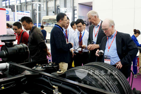 2010上海客車展東風旅行車公司展臺前人頭攢動