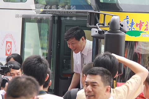 廣州市副市長(zhǎng)親歷交車(chē)儀式現(xiàn)場(chǎng)并登車(chē)體驗(yàn)