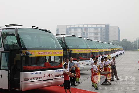 30輛青年歐洲之星精品旅游車(chē)JNP6127EA排成一排