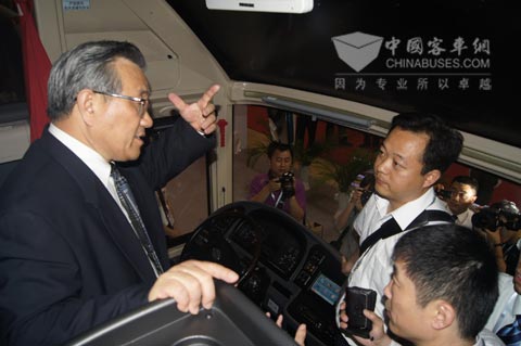 李盛霖部長在海格客車上仔細了解智慧客車相關性能