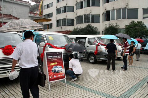 金龍金威成都上市　熱情客戶雨中賞車