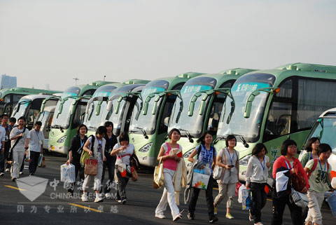 大金龍世博專線車成為世博園外的一道風景線