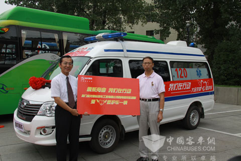 “車之道·人為本”金龍客車新產品新技術全國巡展啟動儀式：情系舟曲　大金龍捐贈愛心救護車