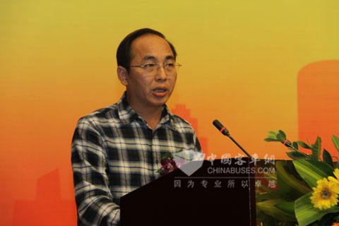 重慶巴士公司總經理曾樹生介紹氣電混合動力客車運營情況