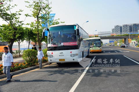 正在為廣州亞運安檢及志愿者服務的海格客車