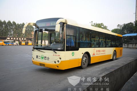 正在等待檢測的亞運服務海格公交車