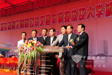 宇通218臺(tái)殘障車溫情啟用現(xiàn)場