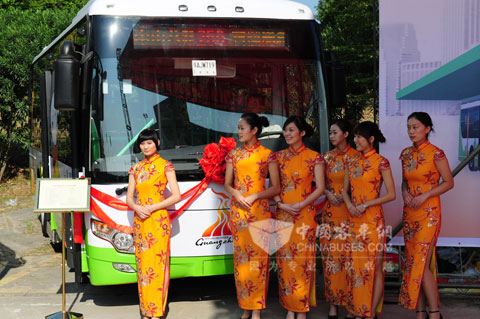 女孩們在車前的微笑和陽光一樣溫暖