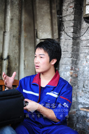 番禹分廠服務點的楊工程師在維修廠向記者介紹相關情況