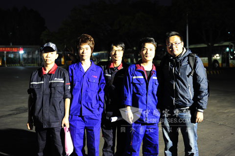 夜幕降臨，告別時記者與仍在