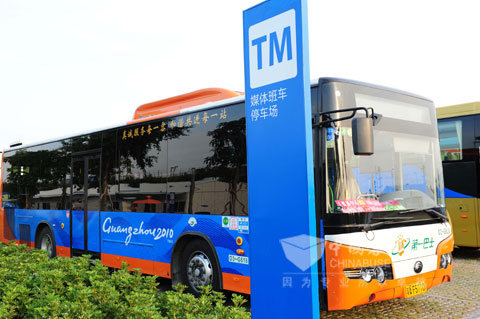 媒體村內停車場，整裝待發(fā)的宇通客車