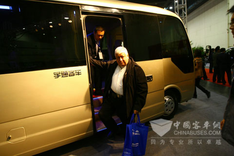 外國客人對ZK6708也產生了濃厚的興趣