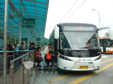 107路站點陸續(xù)上宇通無軌電車的乘客