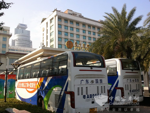 在校長論壇主會場東方賓館的海格客車