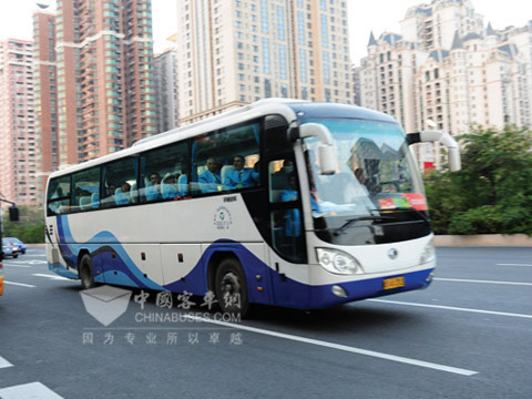 載滿各國裁判員的宇通客車正駛向開幕式現場