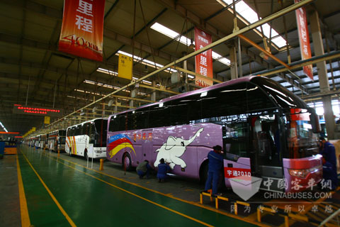 工人正在進行車輛下線前的最后調試工作