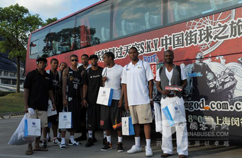 申龍“MGOD BUS”與街球明星合影