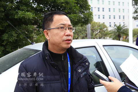 郴州市公共汽車公司設(shè)備科經(jīng)理鄺光輝接受記者采訪