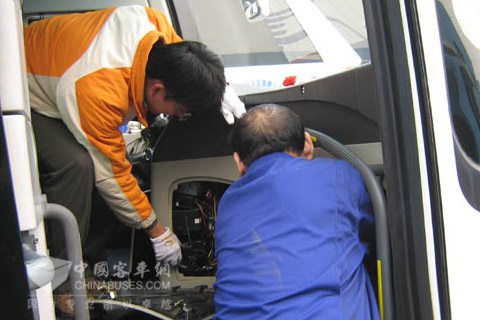 大金龍售后服務(wù)團(tuán)隊(duì)在精心檢測(cè)兩會(huì)服務(wù)車輛