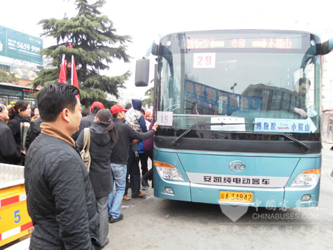 市民們正在登上安凱純電動公交車