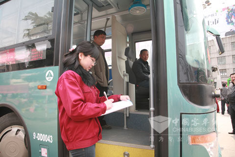 安凱售后服務人員正在向駕駛員了解車輛運行狀況
