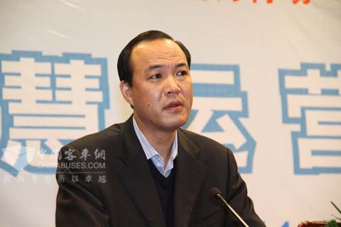 輸（集團）有限公司董事長簡書剛在大講堂上發言