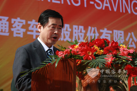 中通3萬輛新能源及節能型客車基地奠基儀式上中通客車董事長李海平介紹中通客車新基地相關情況