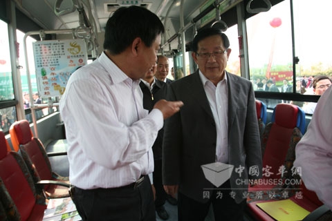 萬鋼部長認真詢問安凱純電動公交車運營情況
