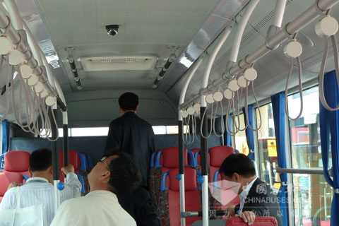 安凱純電動(dòng)公交車引來眾多觀眾