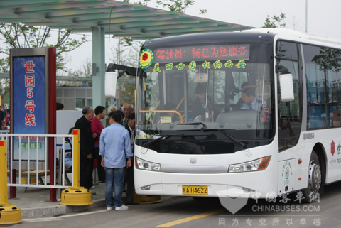 運行在五號線上的中通客車