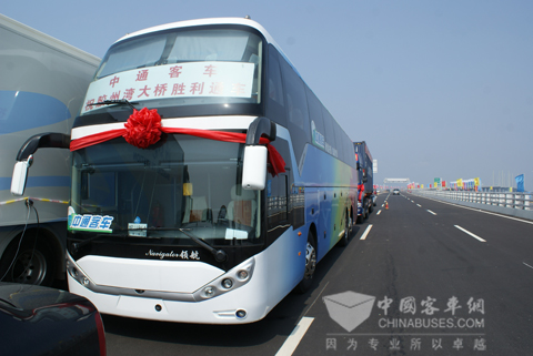 中通領航作為依仗車型率先通過膠州灣大橋