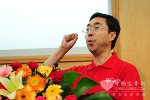 中通客車副總經(jīng)理宓保倫帶領(lǐng)全體員工莊嚴(yán)宣誓