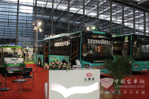 亮相展會的三輛五洲龍新能源汽車