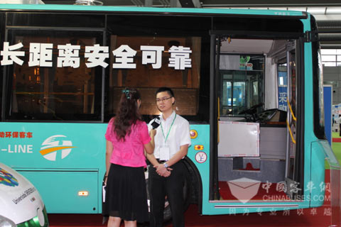 五洲龍市場部肖部長接受央視環保頻道記者采訪