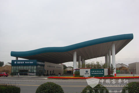 江陰新建充電站一角