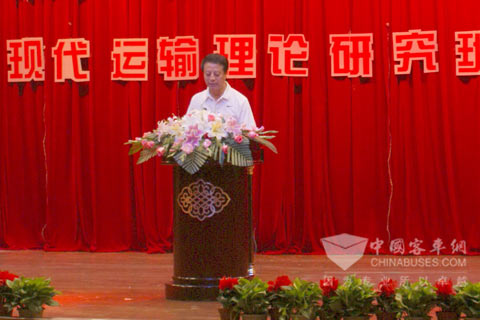 中通客車總經(jīng)理孫慶民在答謝晚會上致詞