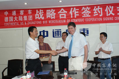 協(xié)議簽訂后雙方負責(zé)人預(yù)祝合作成功