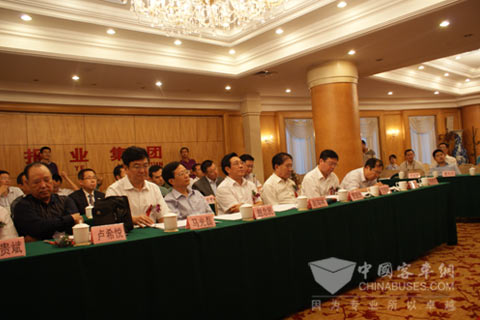 山東省委辦公廳、發(fā)改委、科技廳以及大眾日?qǐng)?bào)等領(lǐng)導(dǎo)參加頒獎(jiǎng)典禮