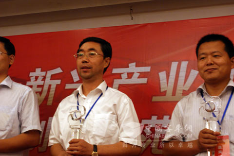 中通客車副總經(jīng)理宓保倫上臺(tái)領(lǐng)獎(jiǎng)