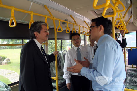 曾俊華司長一行參觀大金龍混合動力公交車