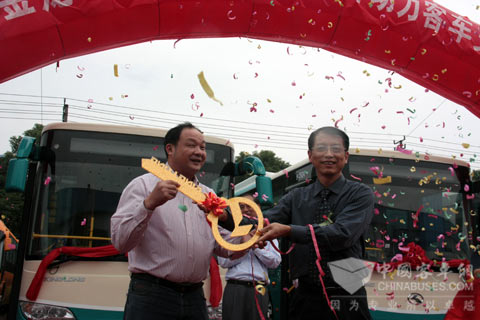 大金龍國(guó)內(nèi)銷售公司總經(jīng)理張其建(右)向余杭公交公司副總經(jīng)理陳連忠(左)交接金鑰匙