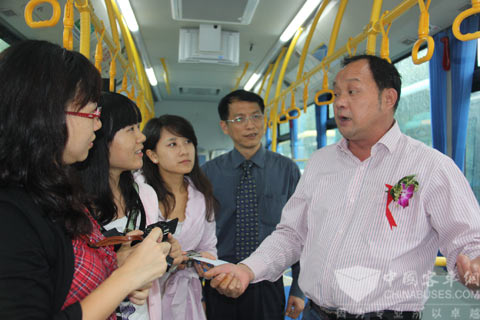余杭公交公司副總經(jīng)理陳連忠接受媒體采訪高度肯定金龍客車的品質(zhì)