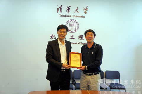 清華大學(xué)機械工程系黨委書記單際國向大金龍常務(wù)副總經(jīng)理陳志強授予“清華大學(xué)社會實踐基地”獎牌